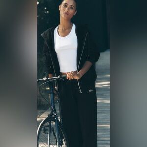 Alo yoga accolade straight leg sweatpants brand new, Unisex size small